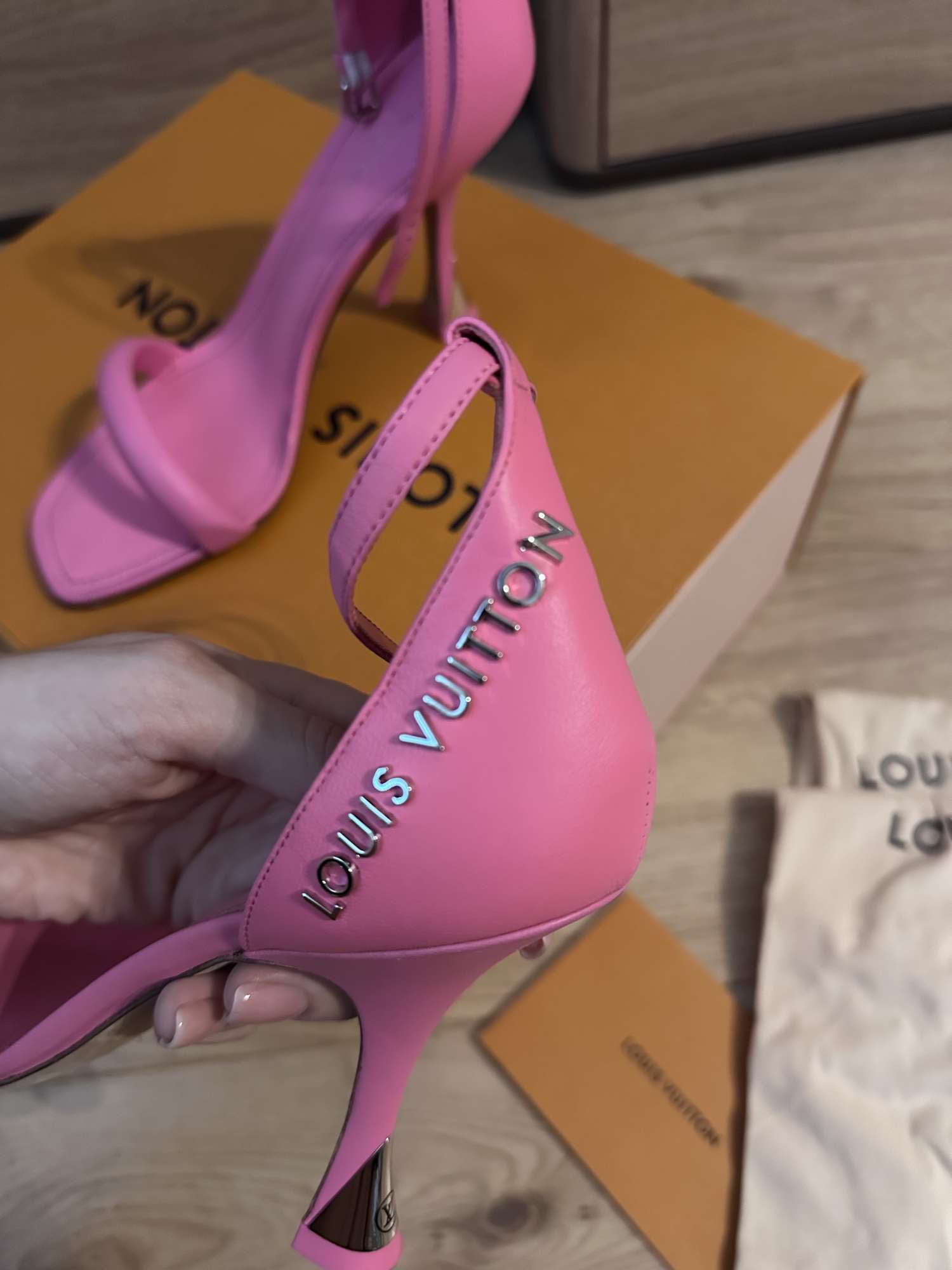 Louis Vuitton sandále na podpätku