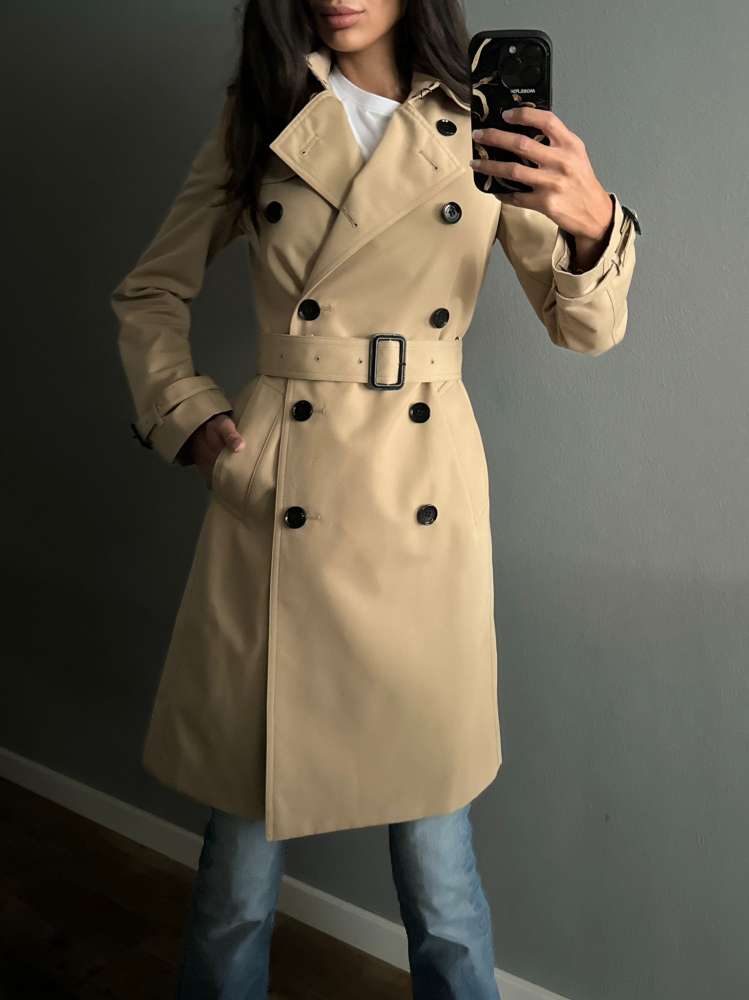 Burberry trenchcoat