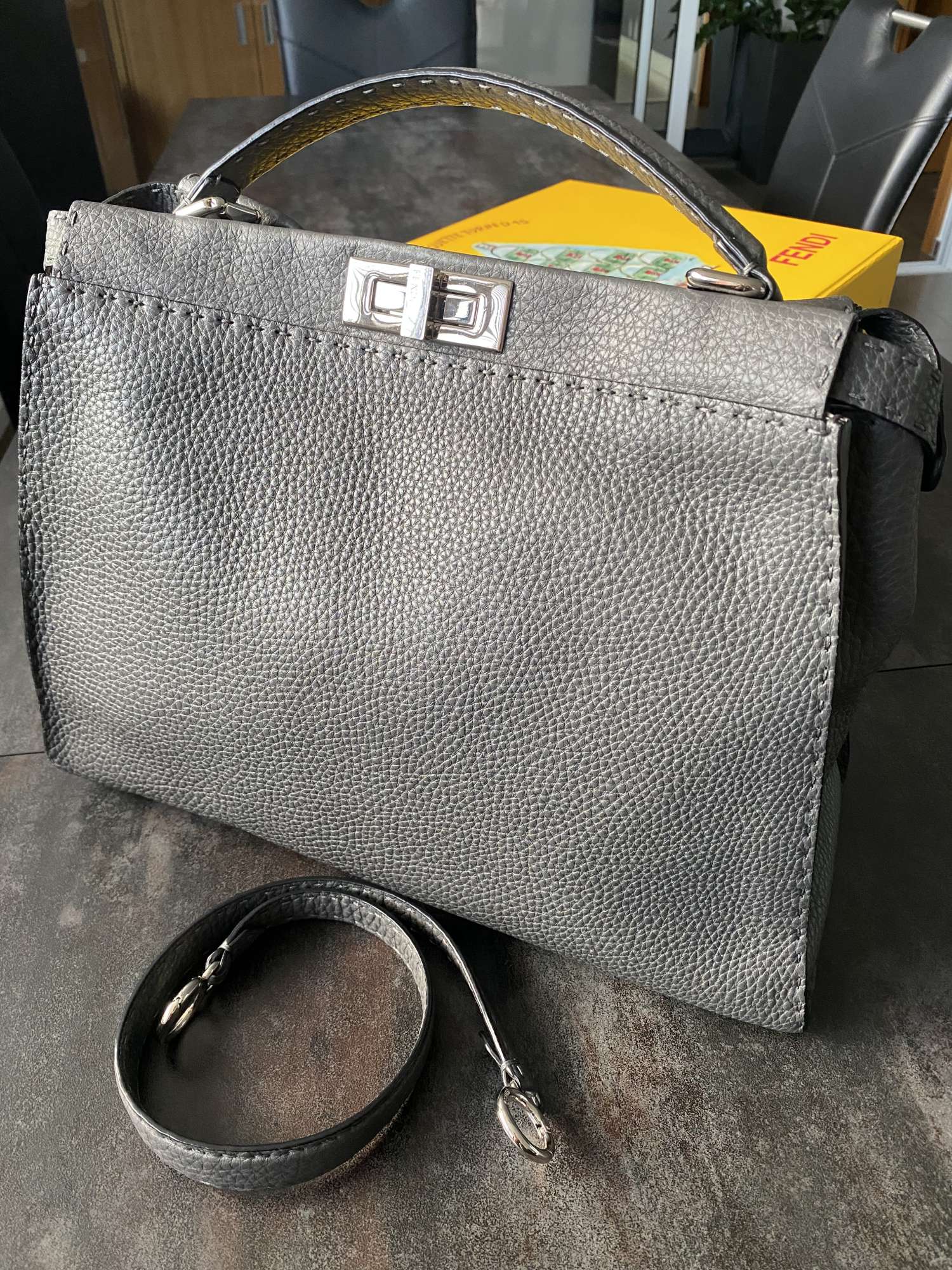 Kabelka Fendi Peekaboo