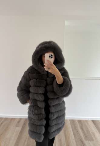 https://www.vipluxury.sk/Šedý dámsky kabát z kožich s kapucí Foxy Furs Prague