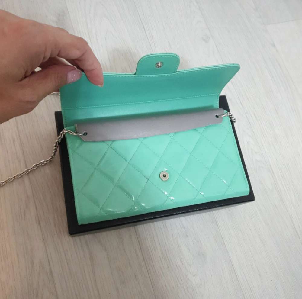 Wallet with chain