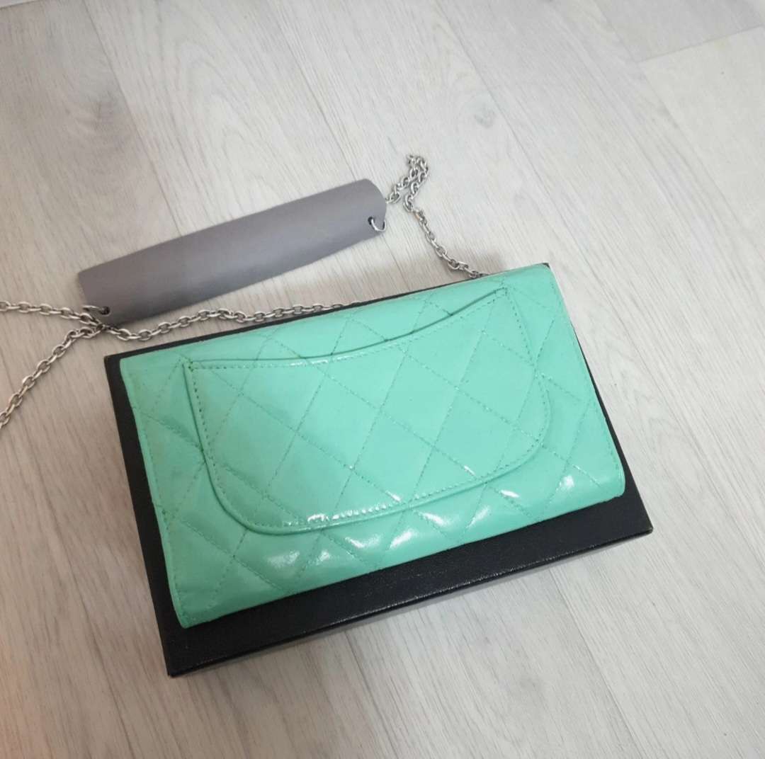 Wallet with chain