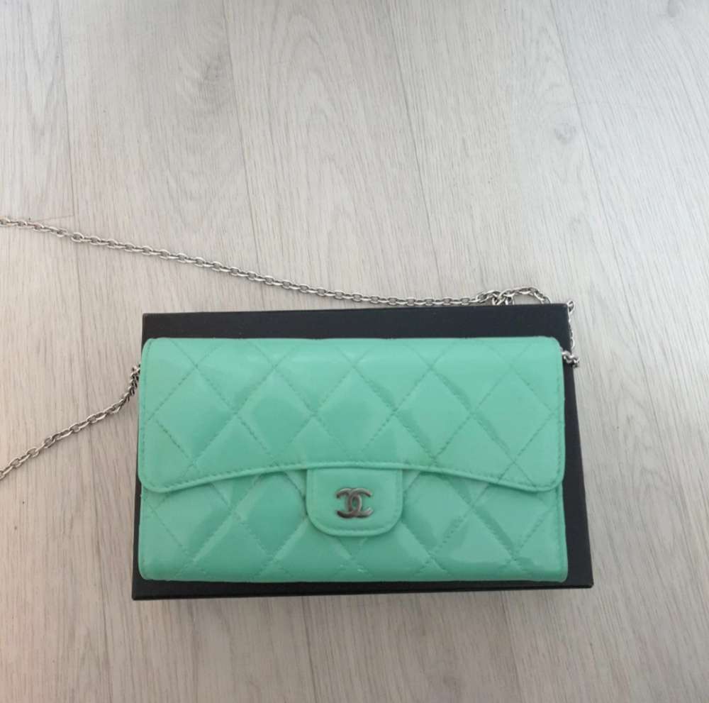 Wallet with chain