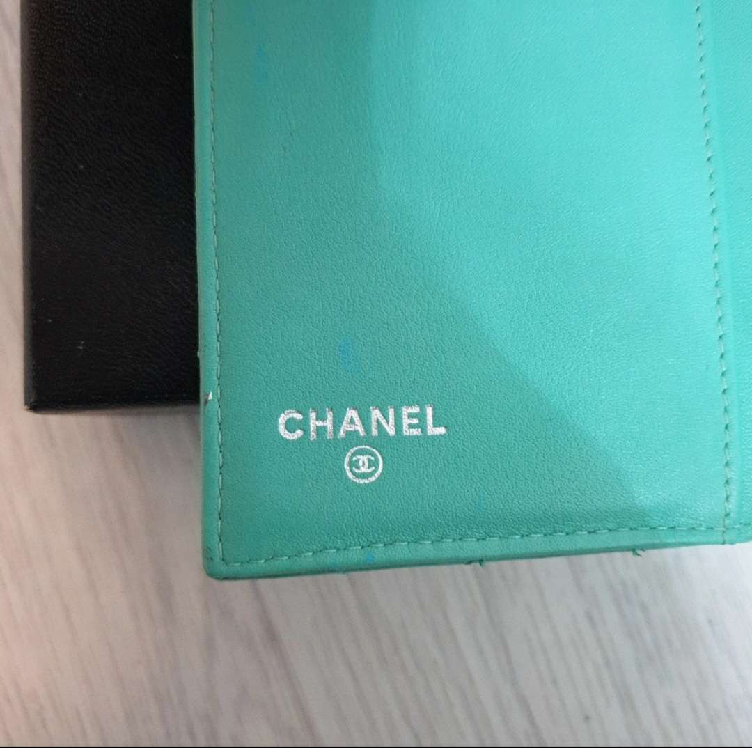 Wallet with chain
