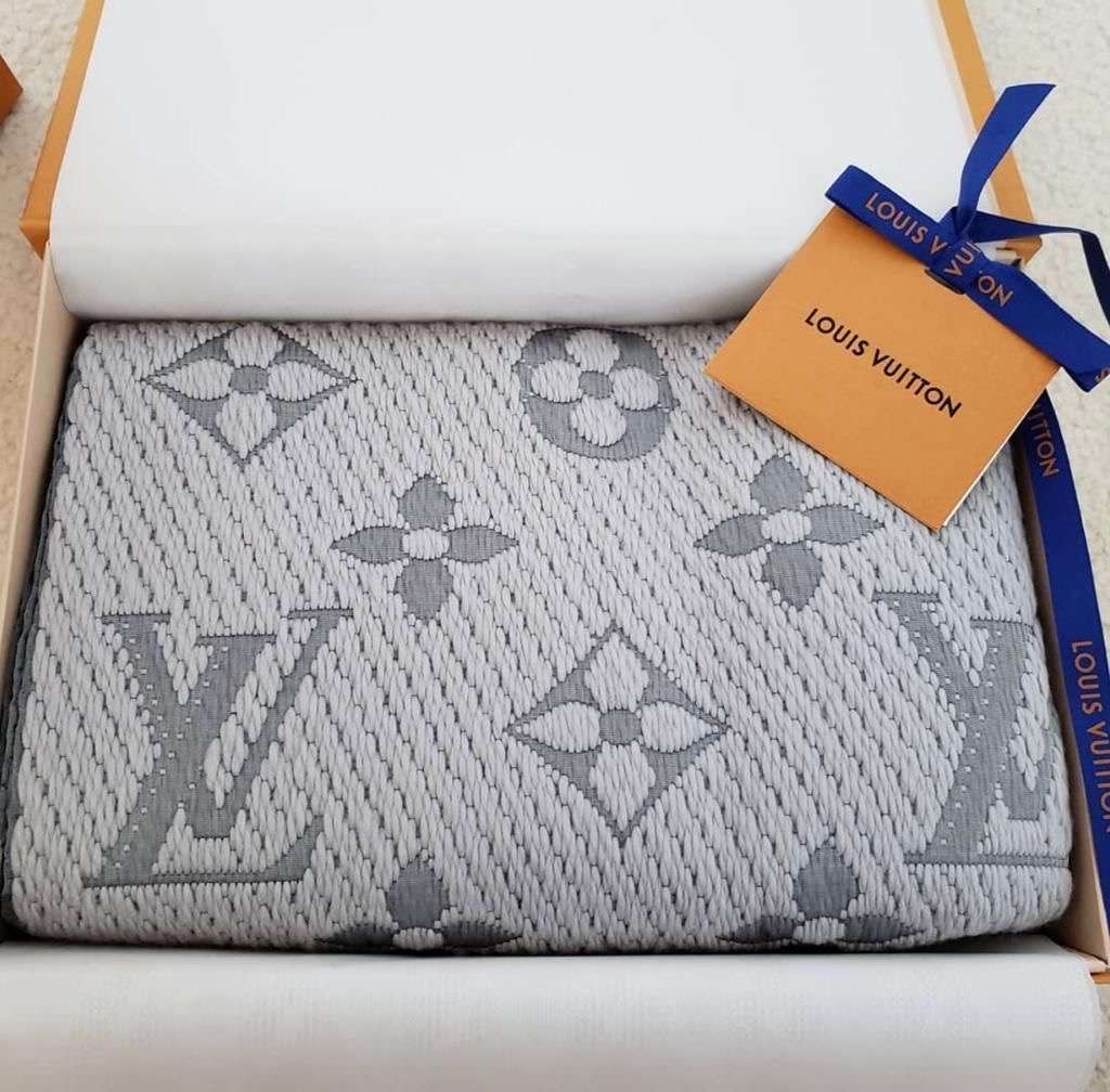 LOUIS VUITTON ŠEDÝ ŠÁL