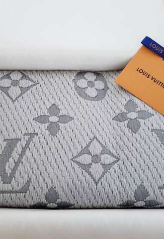 https://www.vipluxury.sk/LOUIS VUITTON ŠEDÝ ŠÁL