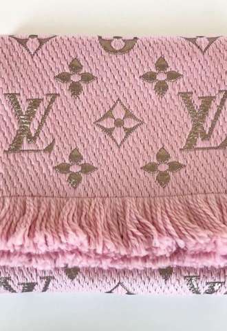 https://www.vipluxury.sk/LOUIS VUITTON ŠÁL V RUŽOVEJ FARBE S LUREXOM