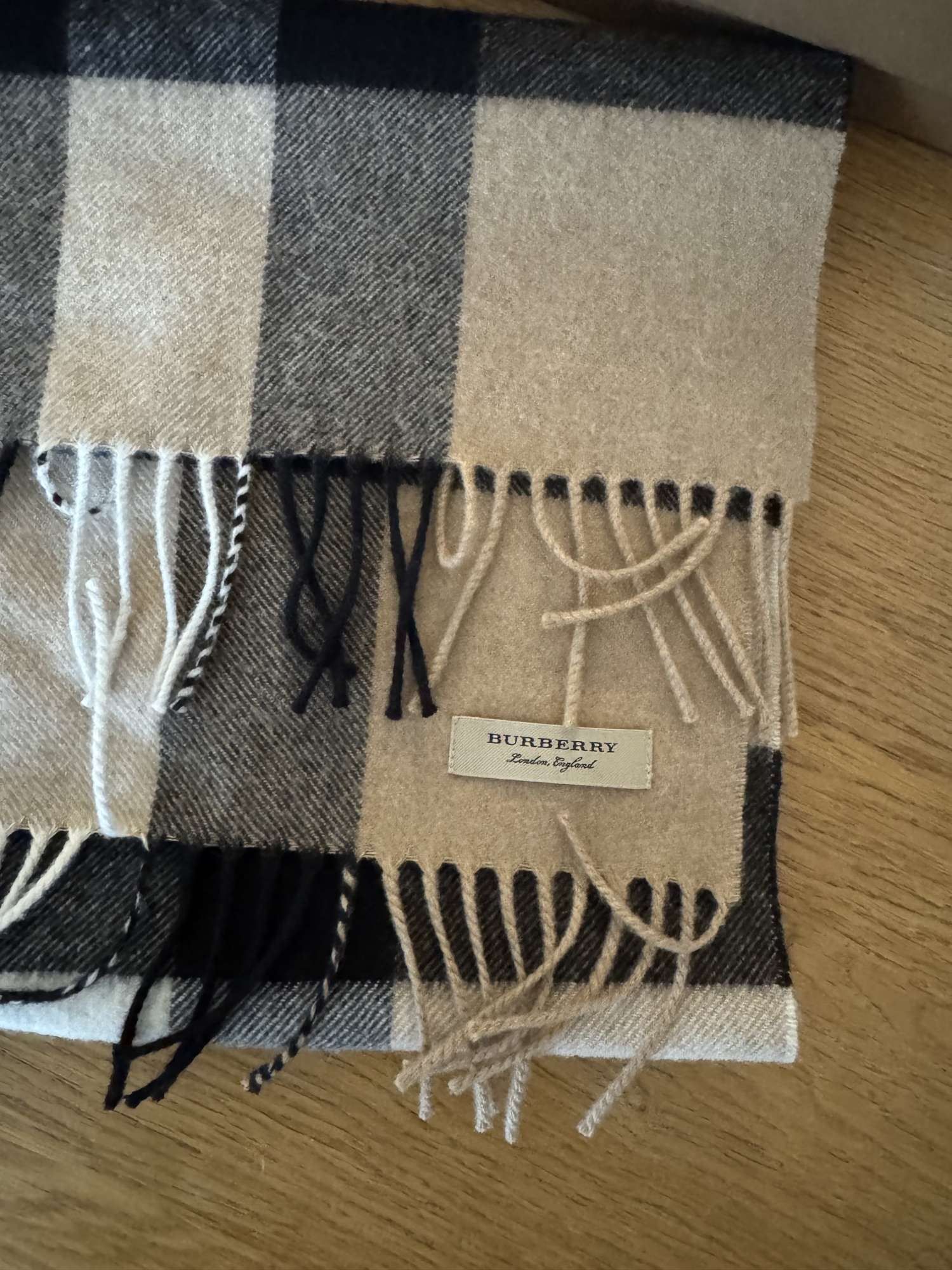 Šala Burberry