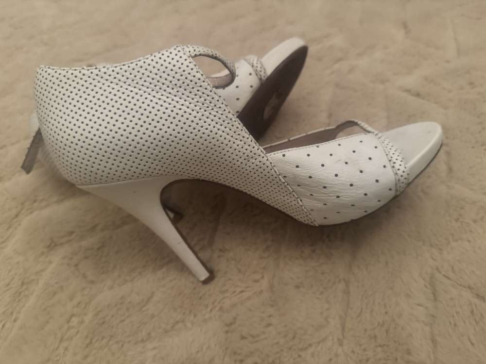 Sandále Escada biele veľkosť 36