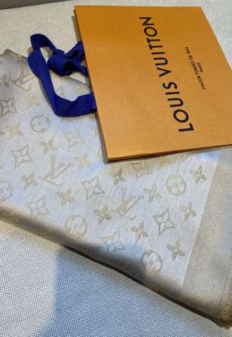 https://www.vipluxury.sk/Nová šatka Louis Vuitton model Monogram Shine Greige