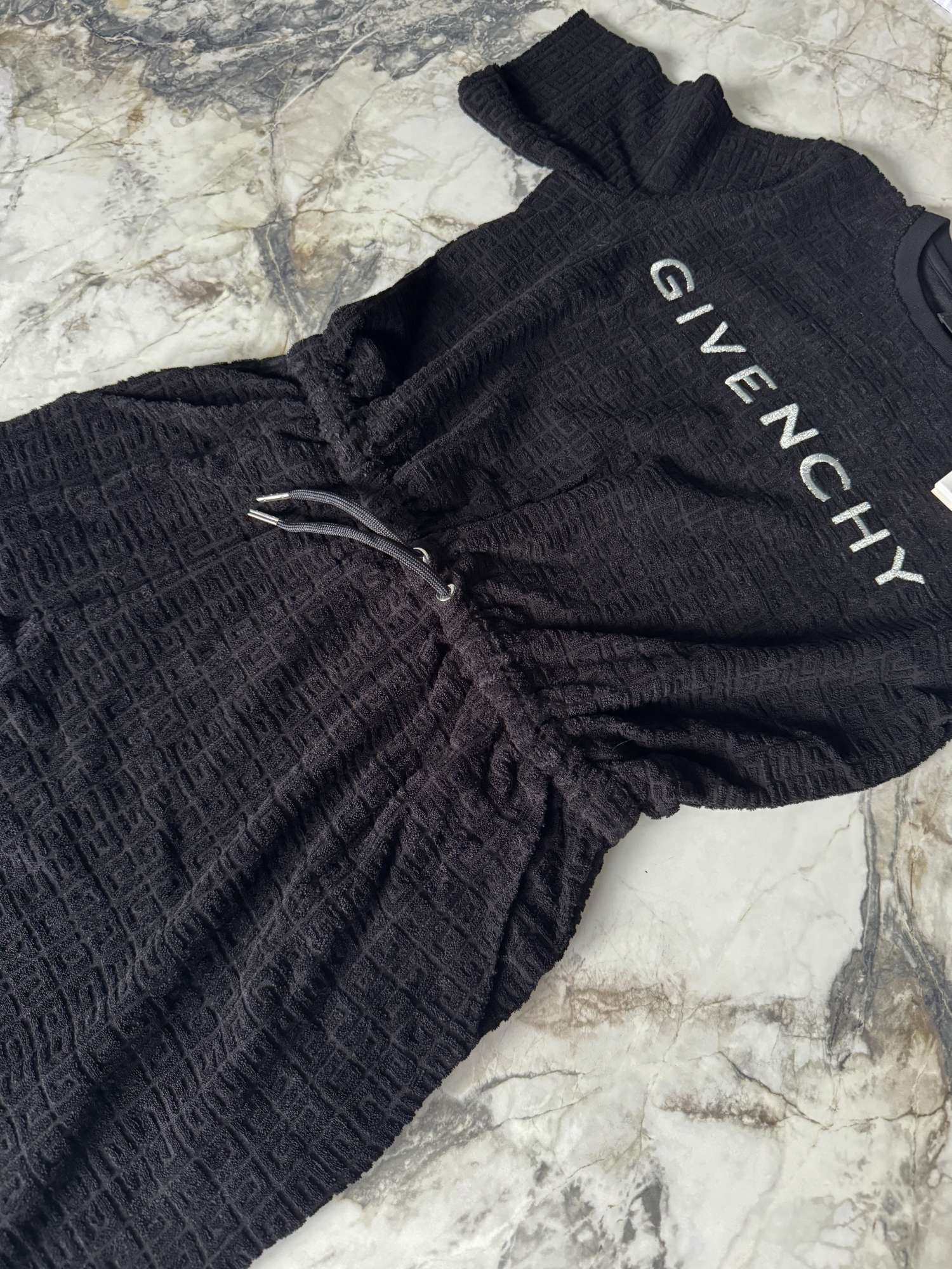 Givenchy saty