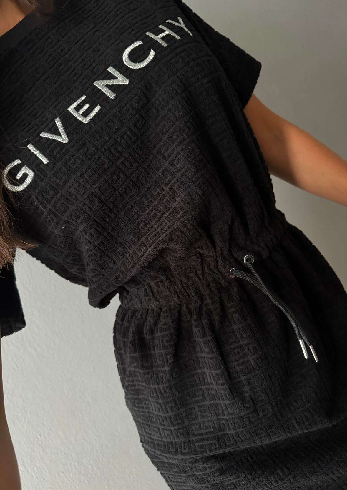 Givenchy saty