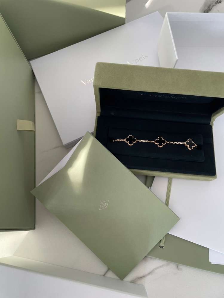 Van Cleef & Arpels onyx naramok