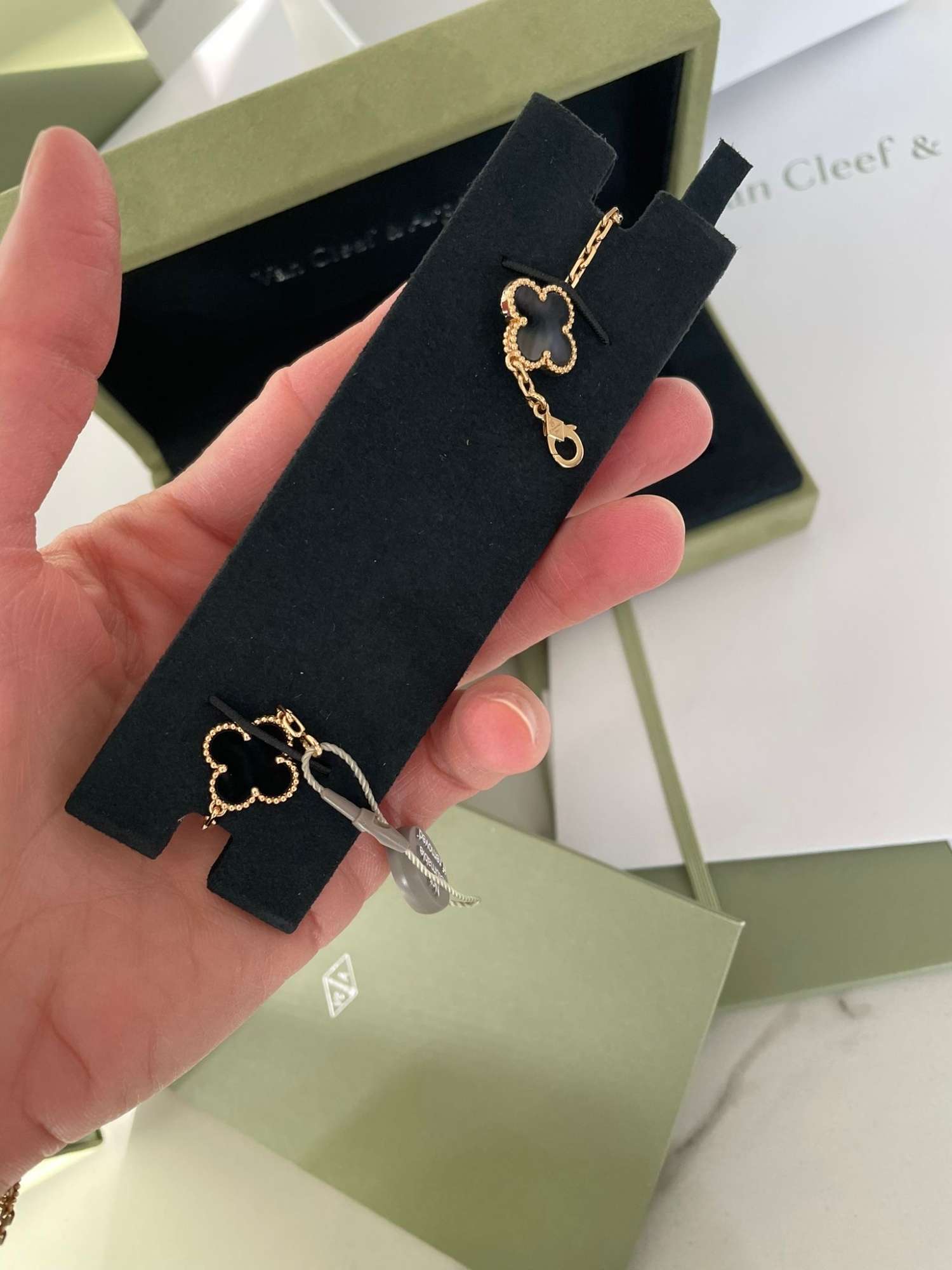 Van Cleef & Arpels onyx naramok