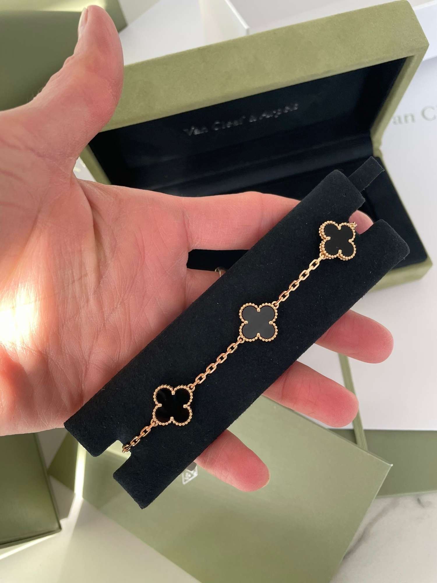 Van Cleef & Arpels onyx naramok