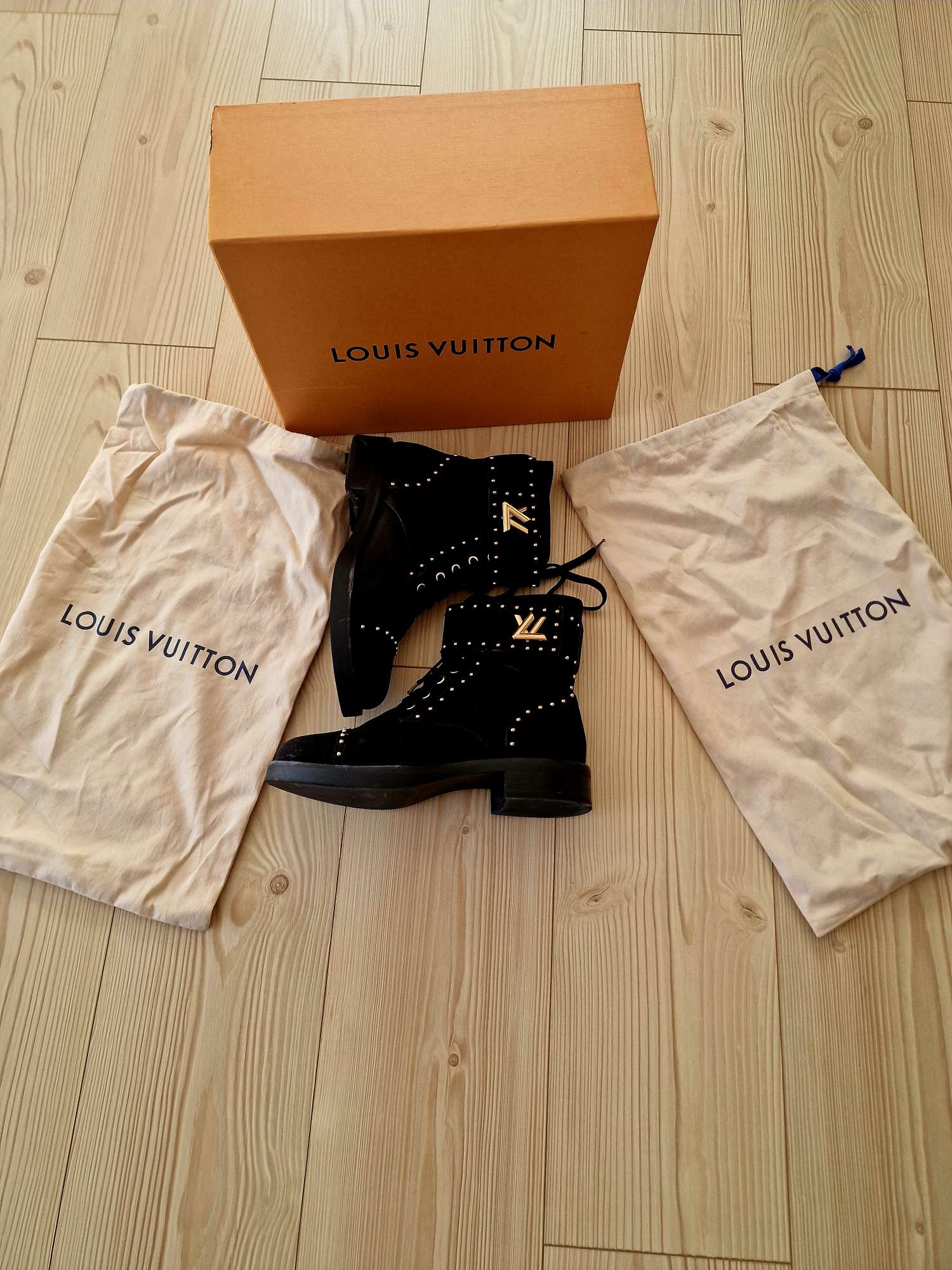Louis Vuitton topánky Wonderland Flat Suede Ranger Boots black 41