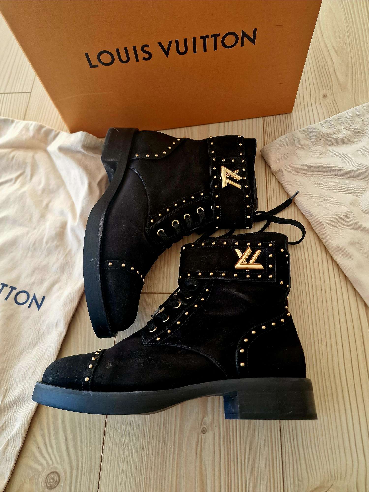 Louis Vuitton topánky Wonderland Flat Suede Ranger Boots black 41