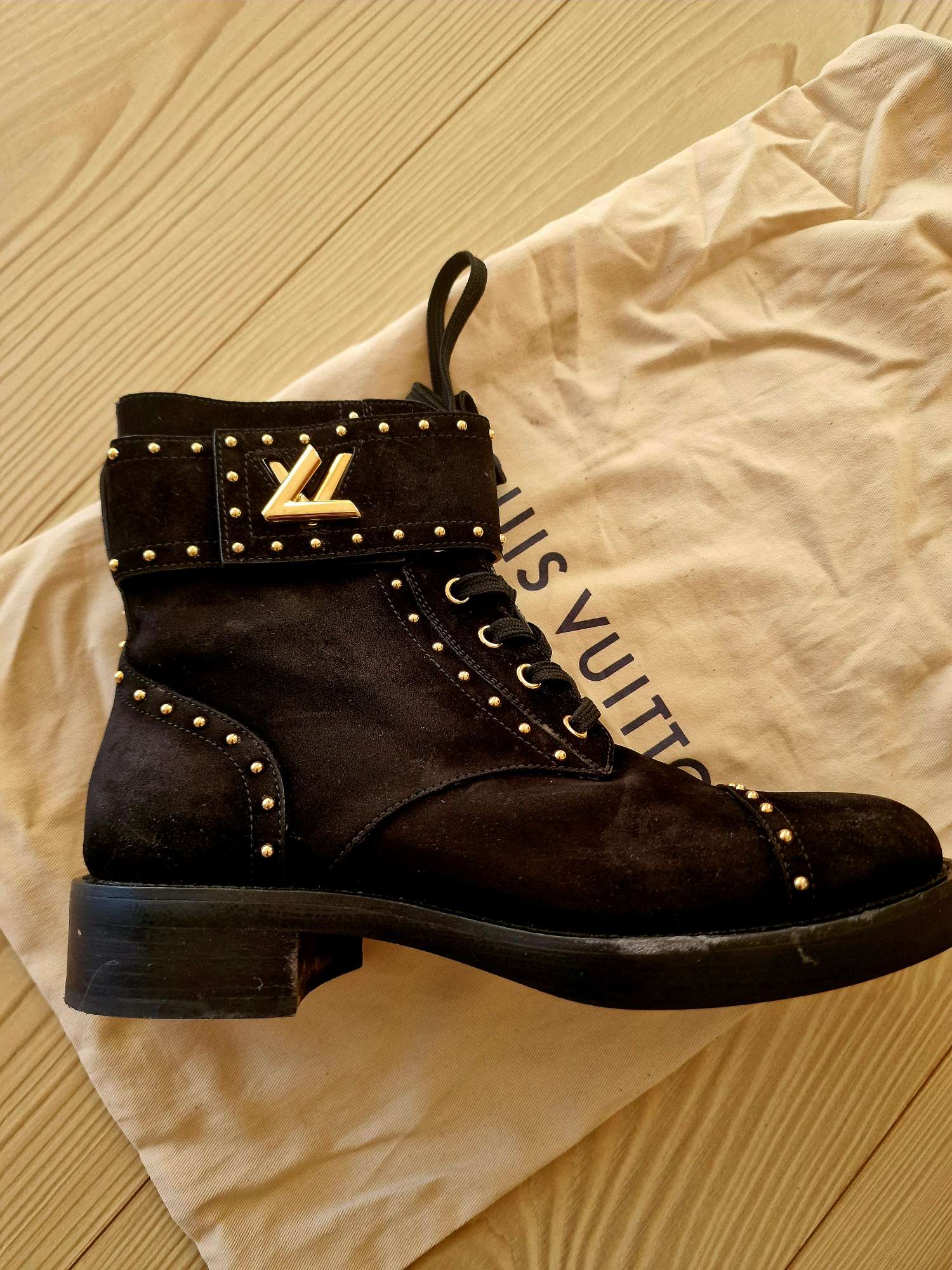 Louis Vuitton topánky Wonderland Flat Suede Ranger Boots black 41