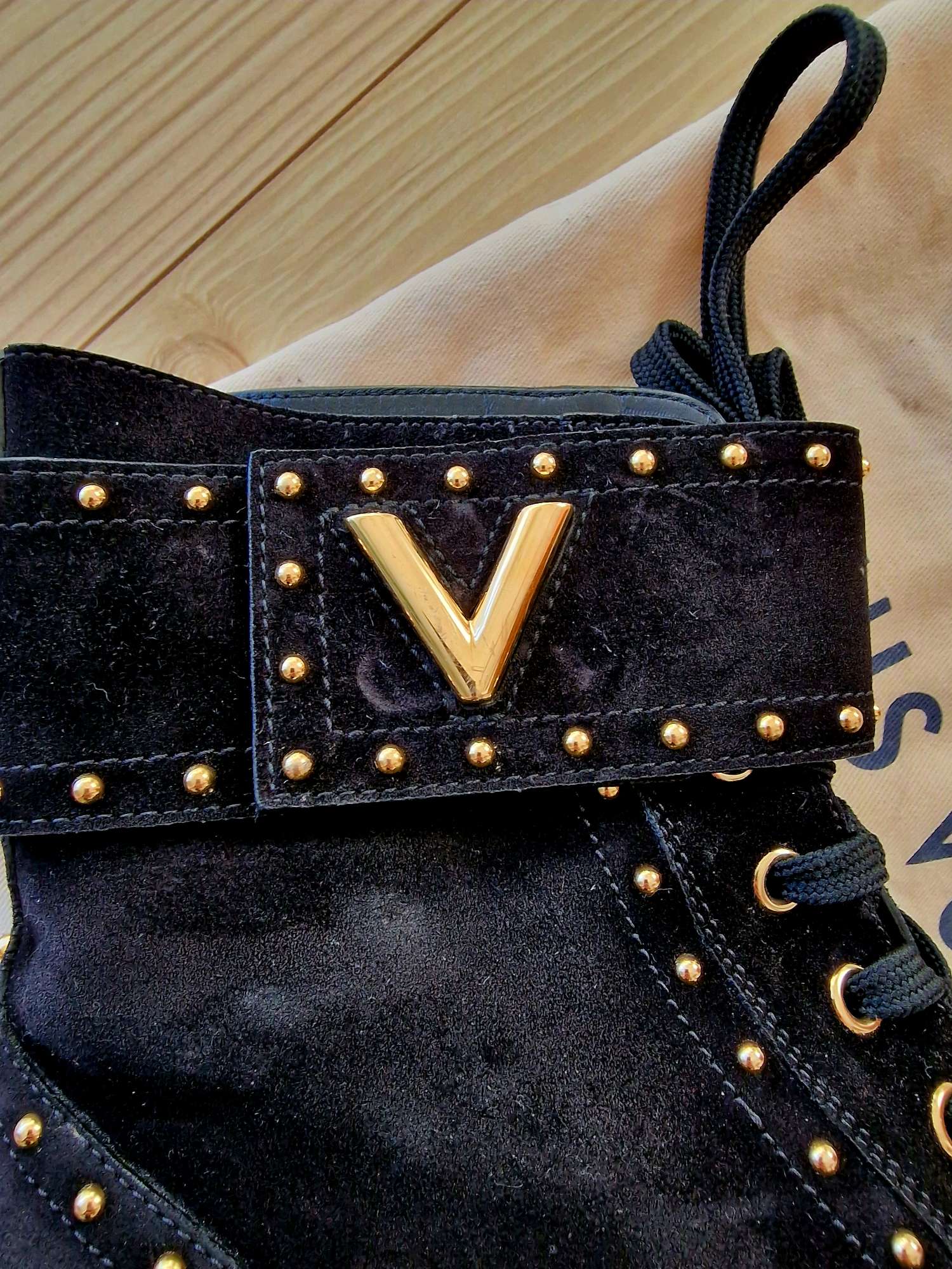 Louis Vuitton topánky Wonderland Flat Suede Ranger Boots black 41