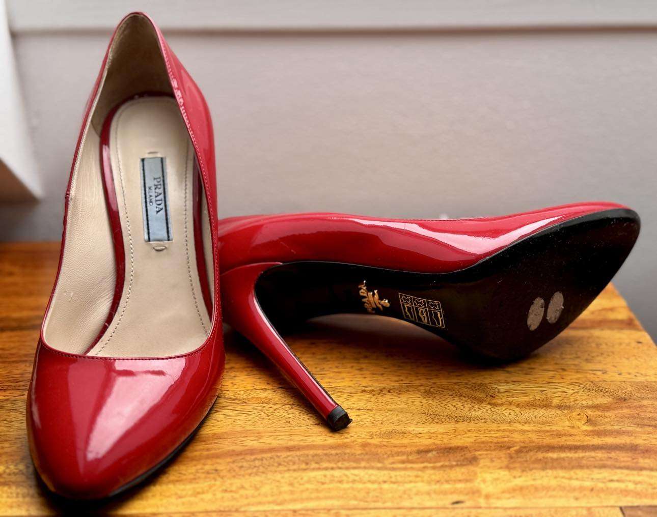 červené ikonické boty PRADA