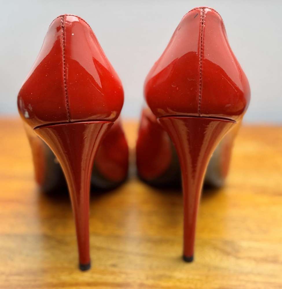 červené ikonické boty PRADA