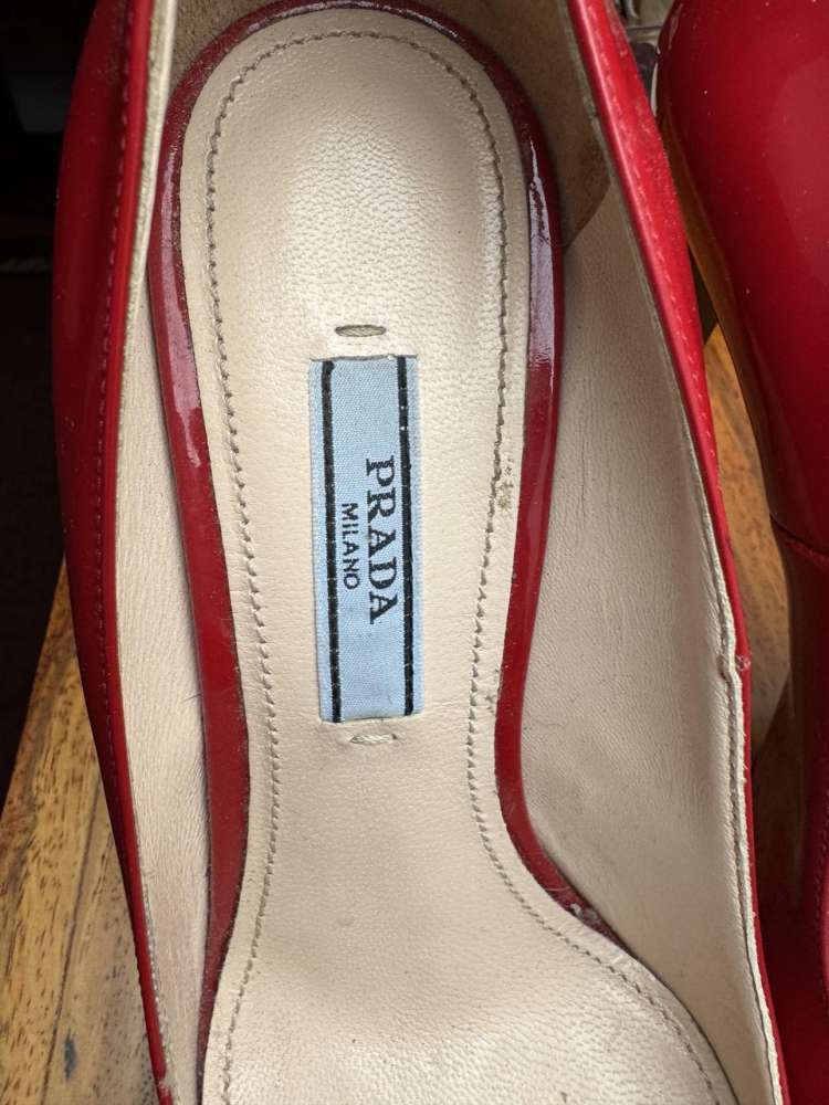červené ikonické boty PRADA