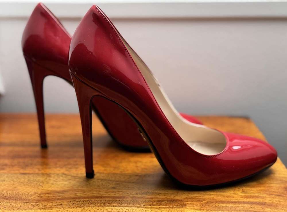 červené ikonické boty PRADA