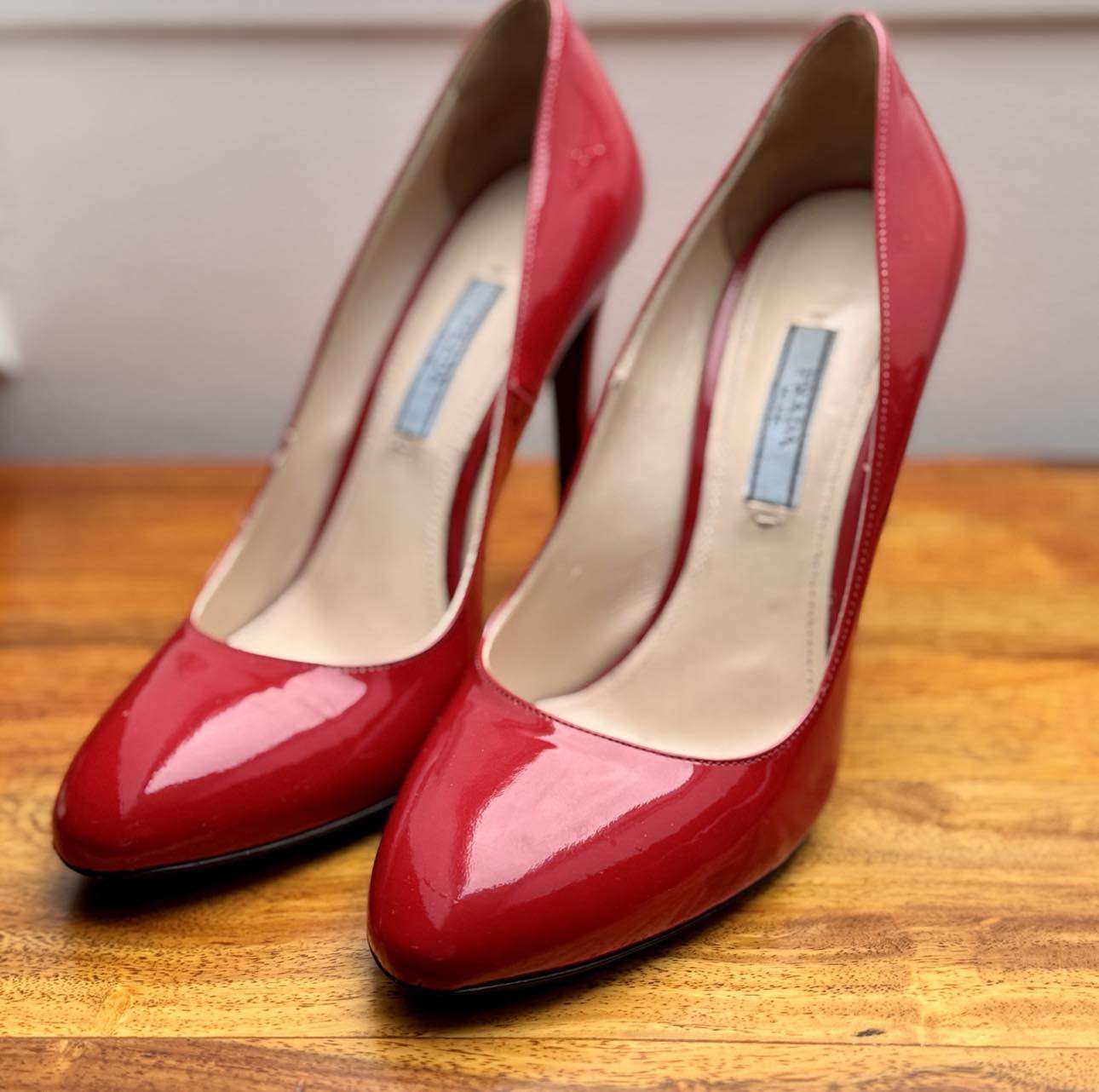 červené ikonické boty PRADA