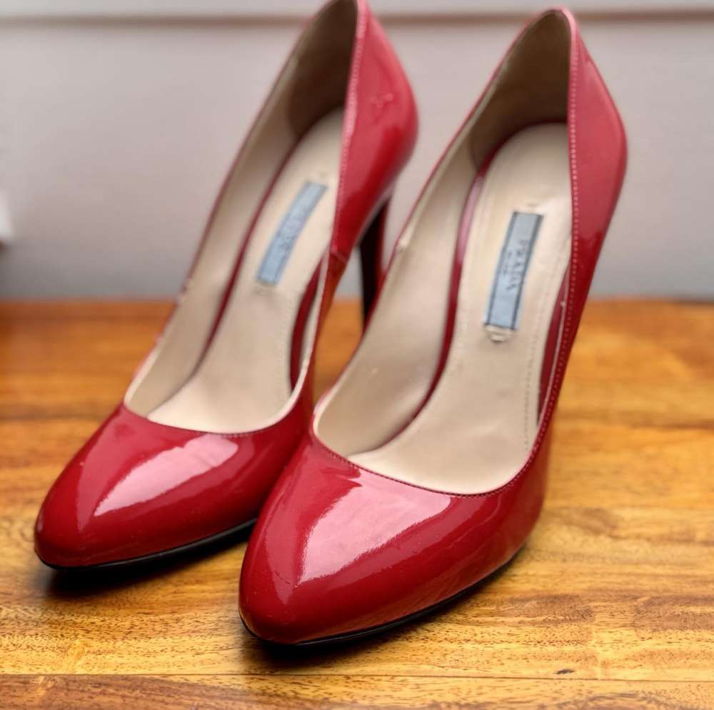 červené ikonické boty PRADA