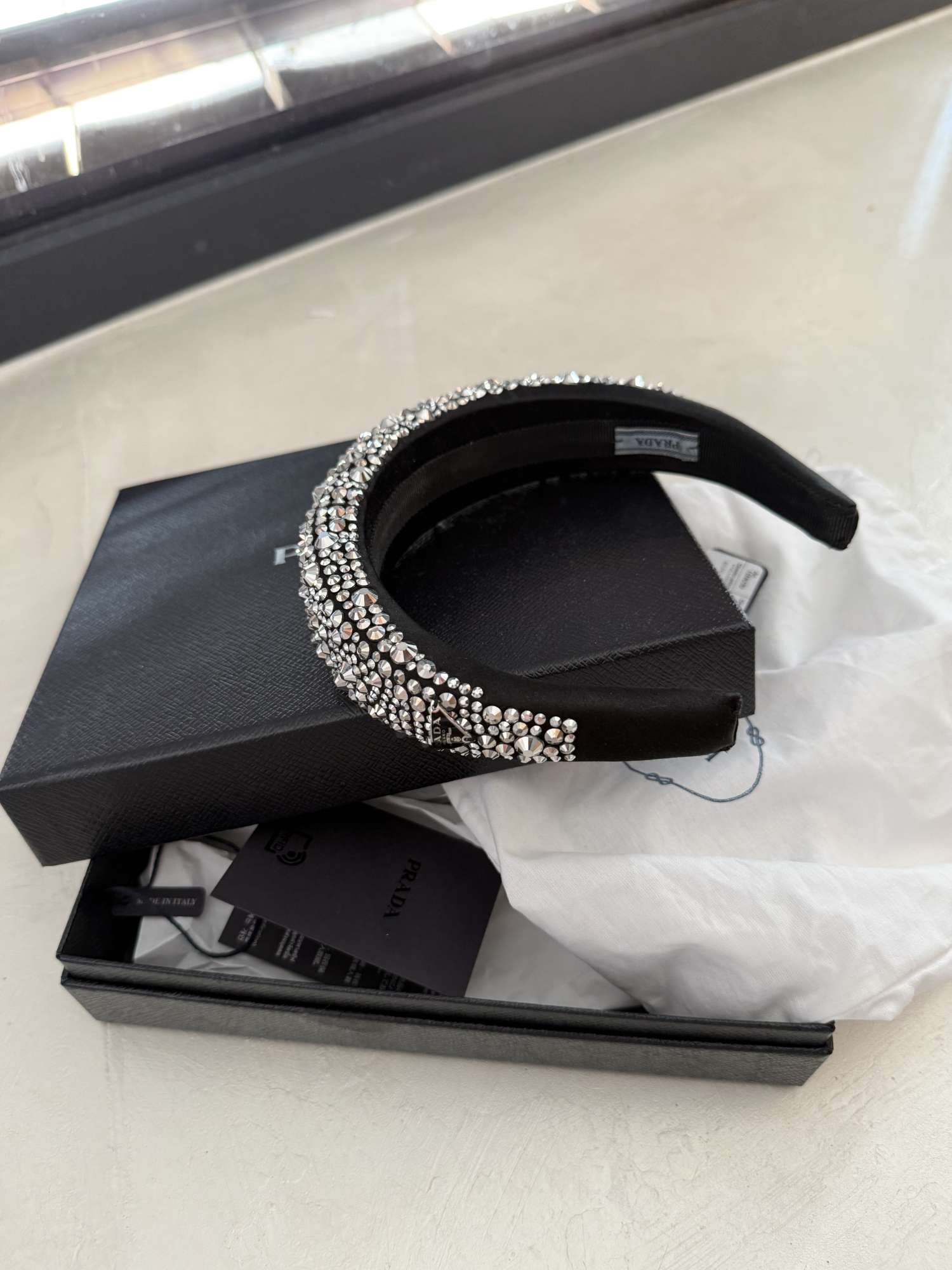 Praha čelenka s kameňmi balenie k nej ako na fotke.