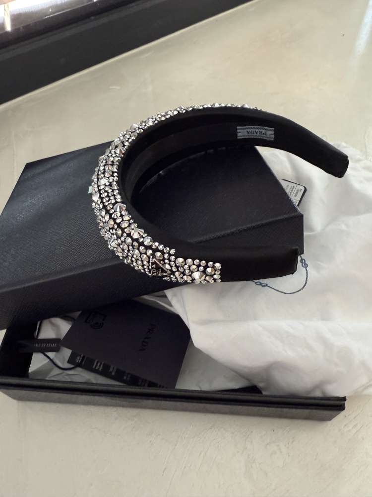 Praha čelenka s kameňmi balenie k nej ako na fotke.