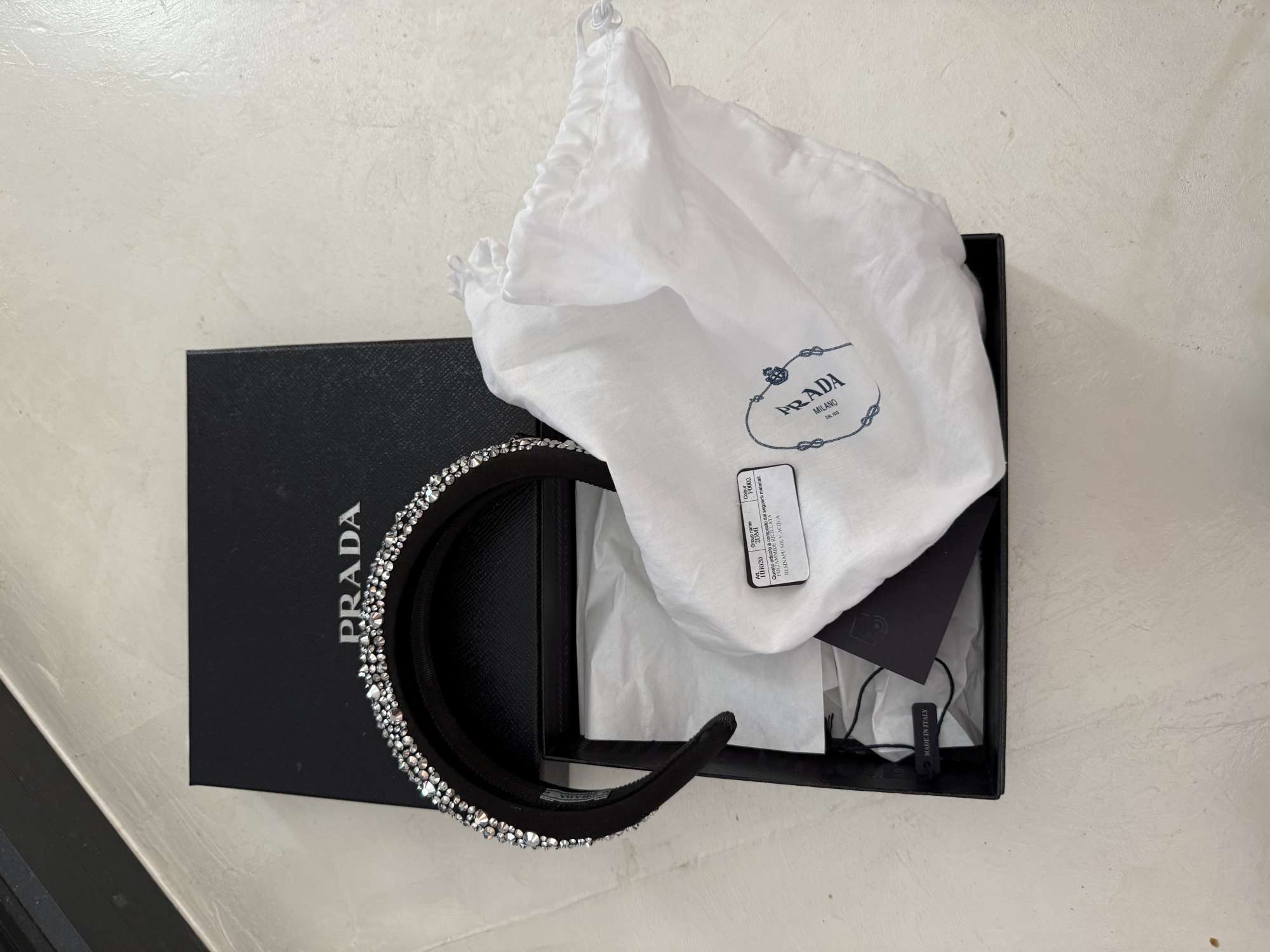 Praha čelenka s kameňmi balenie k nej ako na fotke.