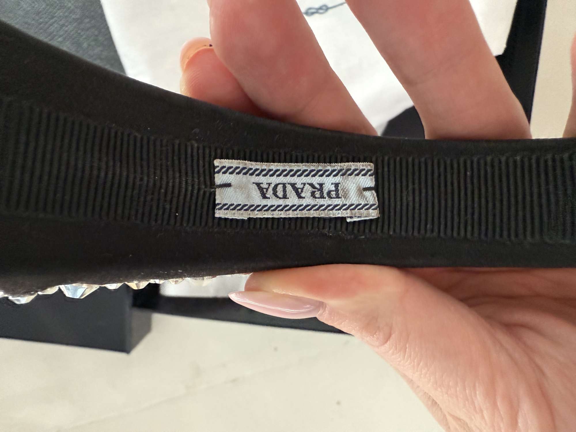 Praha čelenka s kameňmi balenie k nej ako na fotke.