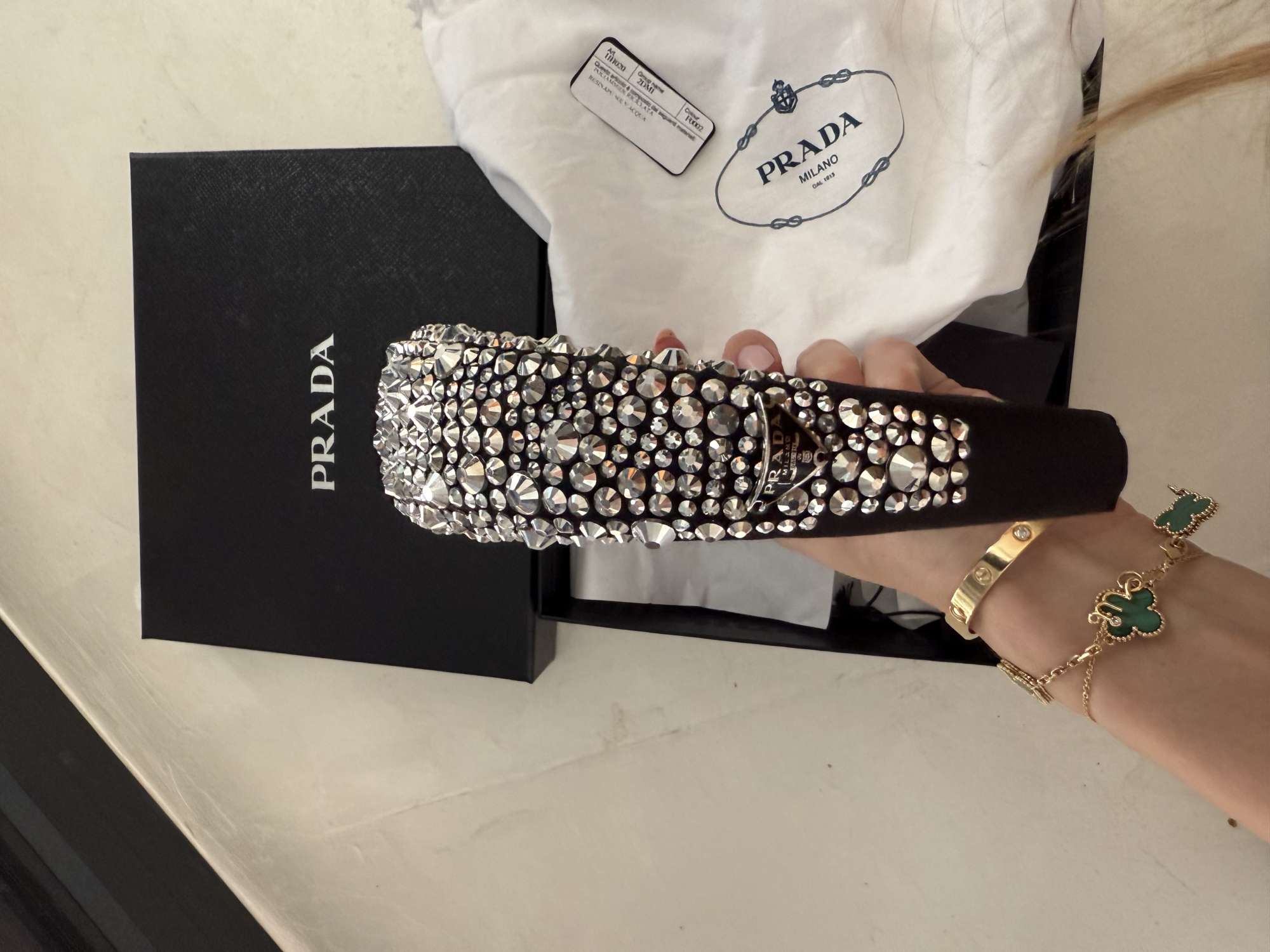 Praha čelenka s kameňmi balenie k nej ako na fotke.