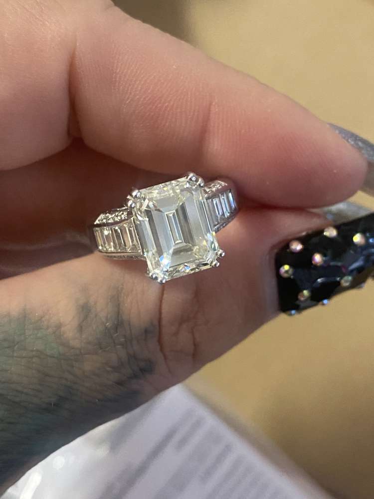 Diamantový prsteň 750 centralni kamen 4,85ct