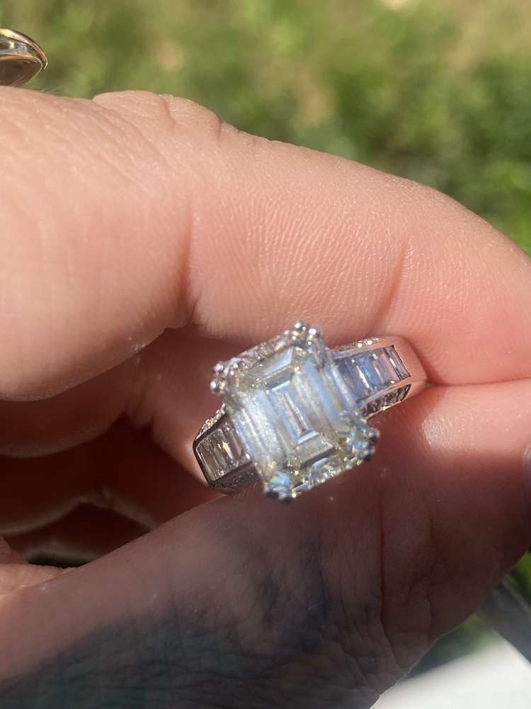 Diamantový prsteň 750 centralni kamen 4,85ct