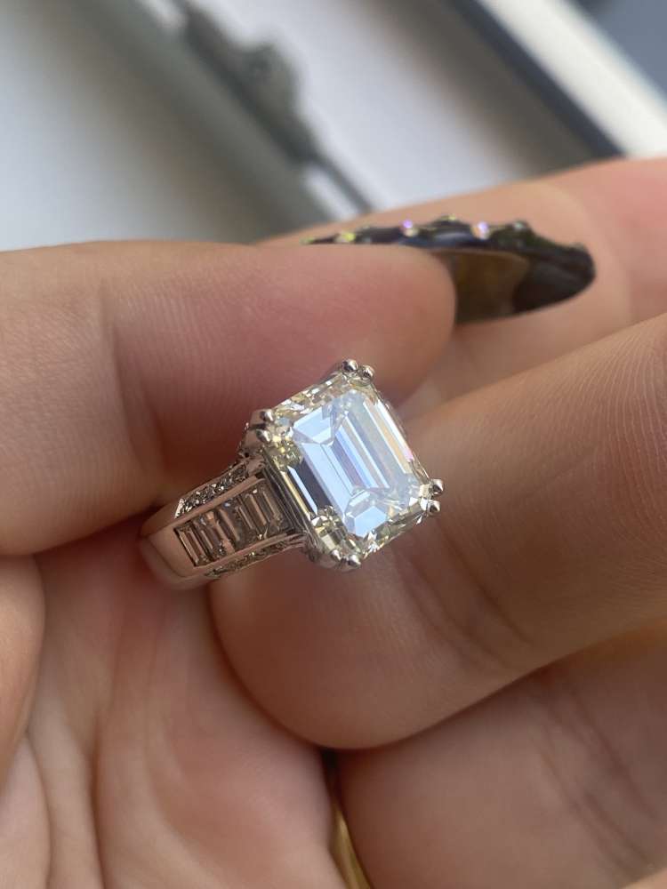 Diamantový prsteň 750 centralni kamen 4,85ct