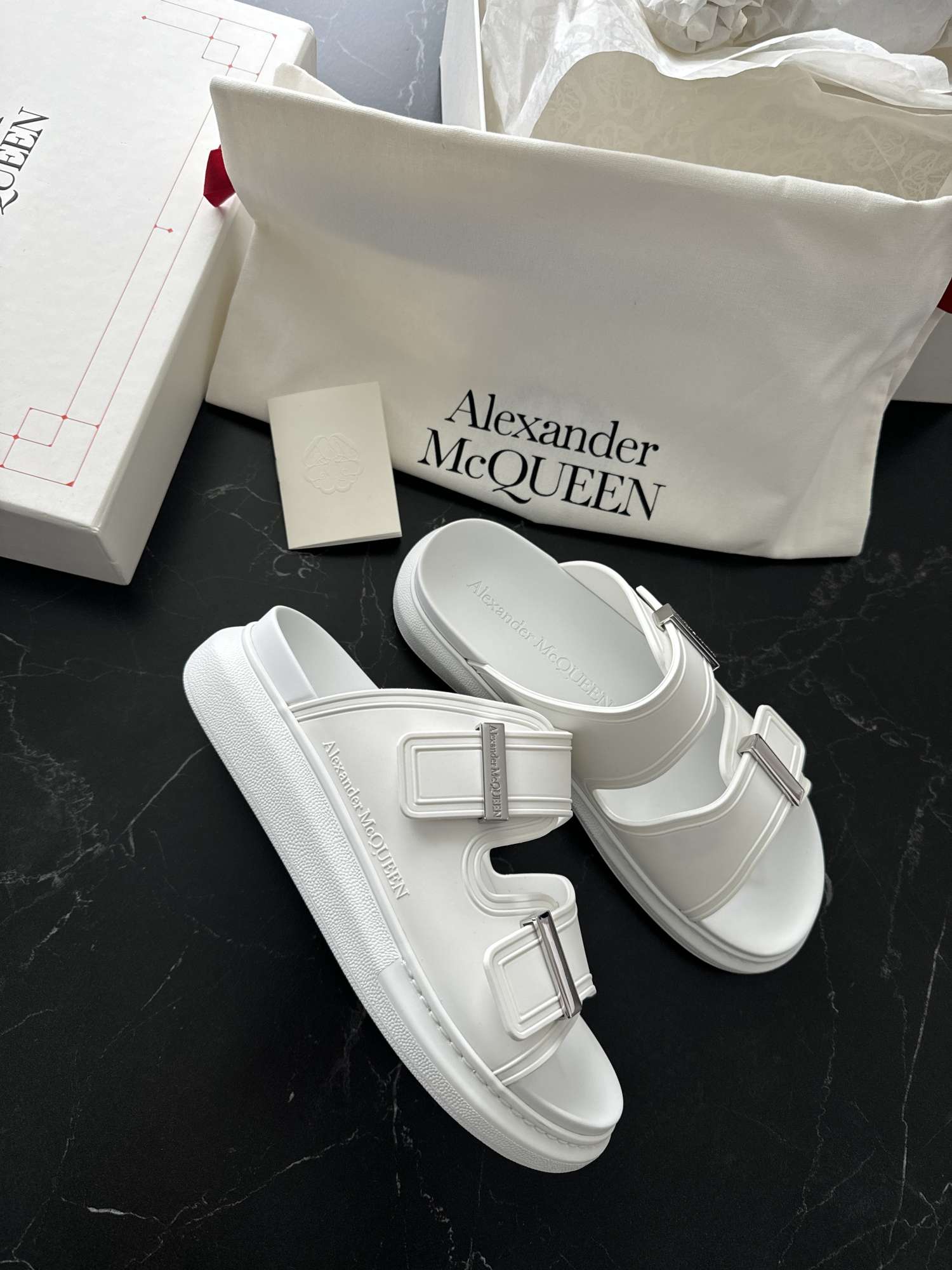 Alexander McQueen slapky