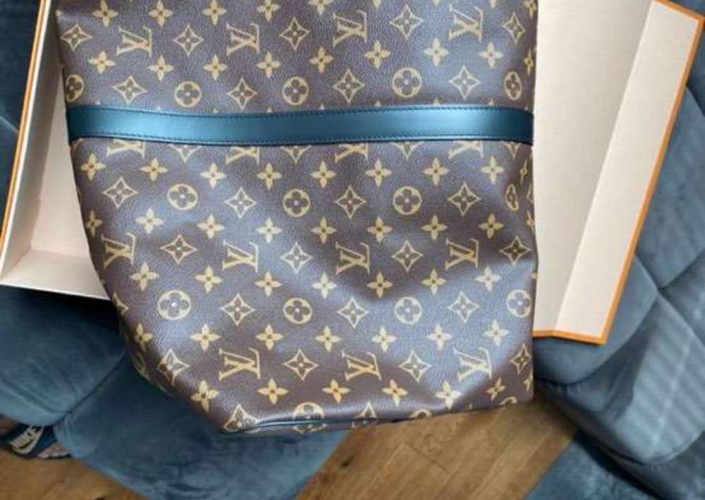Louis Vuitton keepal