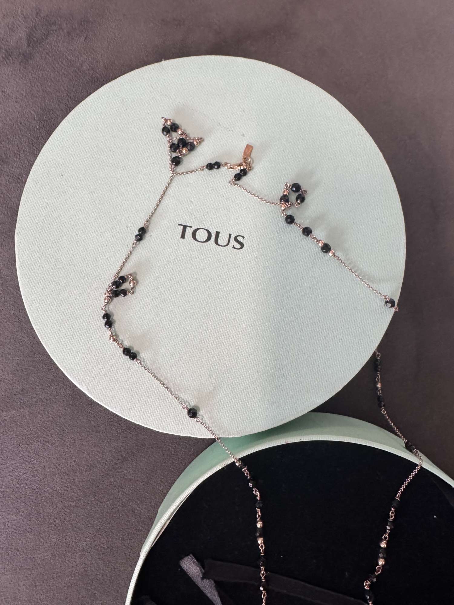 Tous nahrdelnik