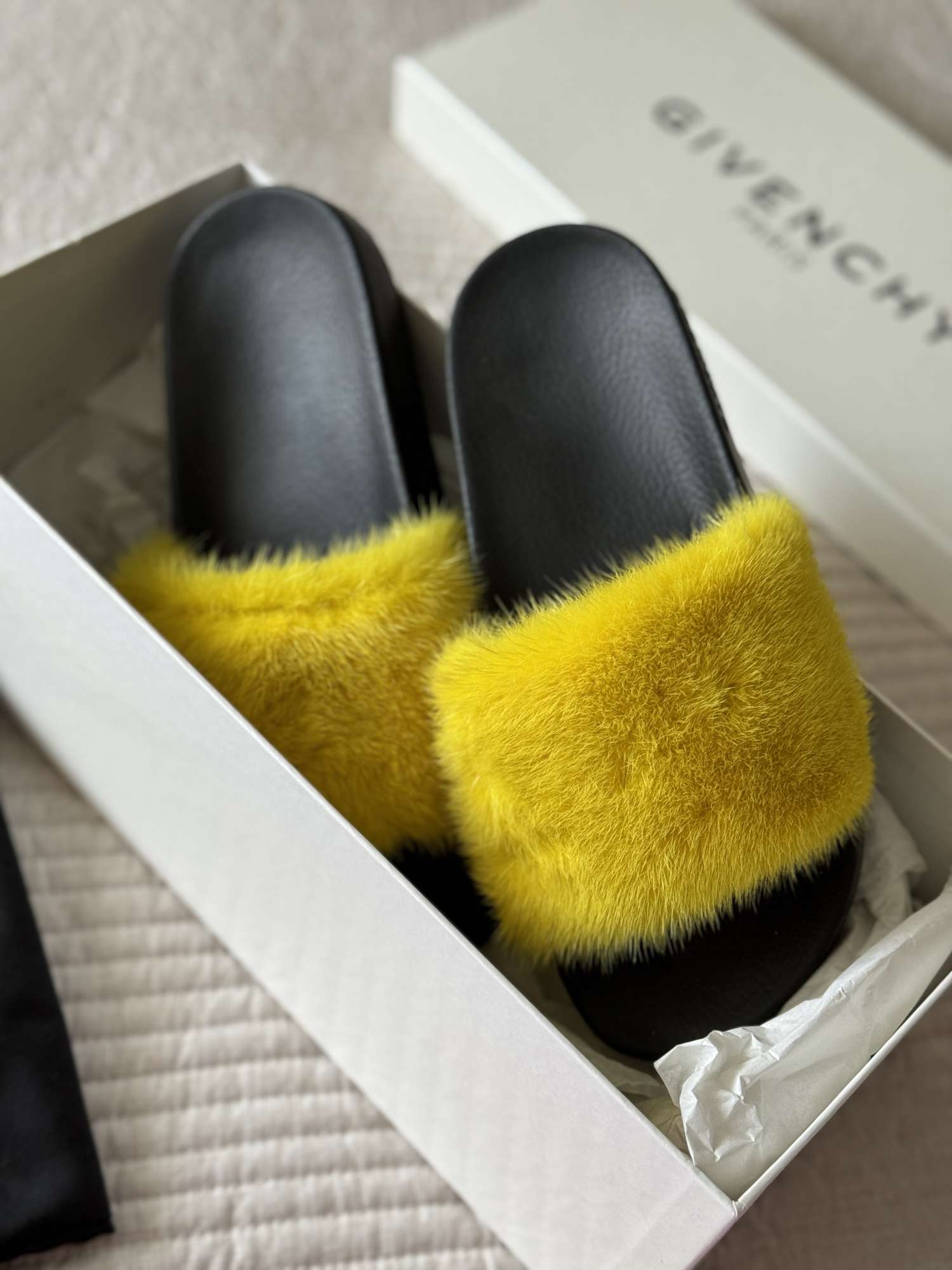 Givenchy slapky 38