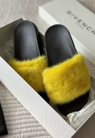 https://www.vipluxury.sk/Givenchy slapky 38
