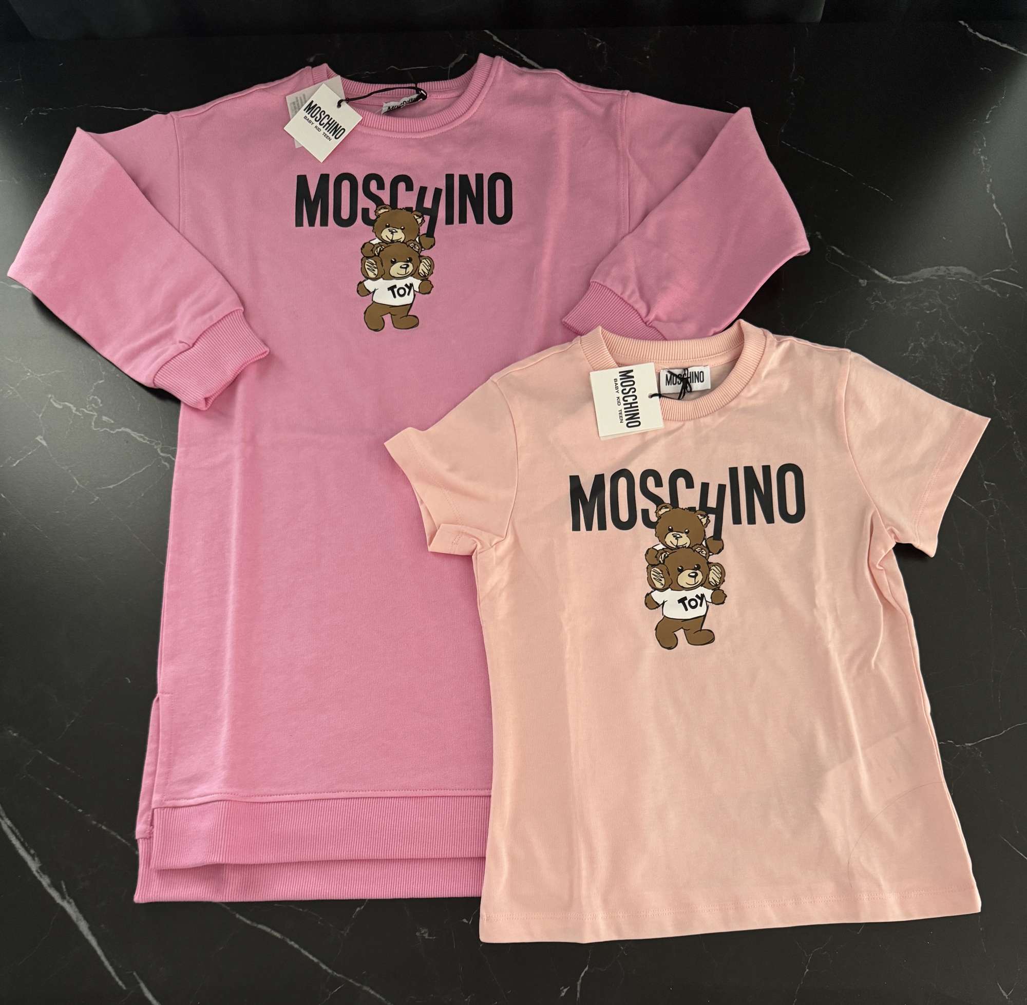 Moschino setik mikinove saty a tricko
