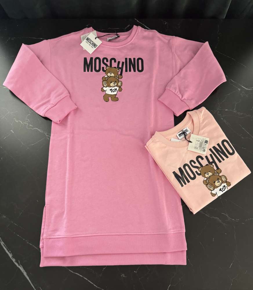 Moschino setik mikinove saty a tricko