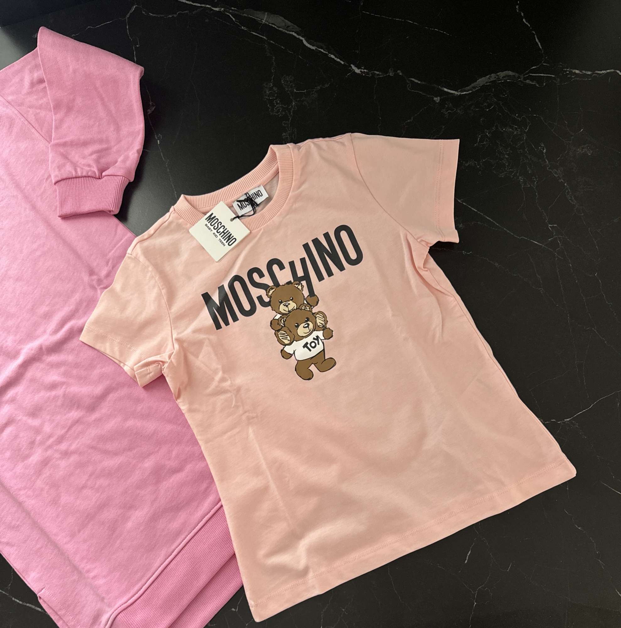 Moschino setik mikinove saty a tricko
