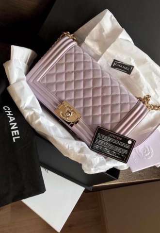 https://www.vipluxury.sk/Chanel Purple Quitlted patent leather old medium boy bag