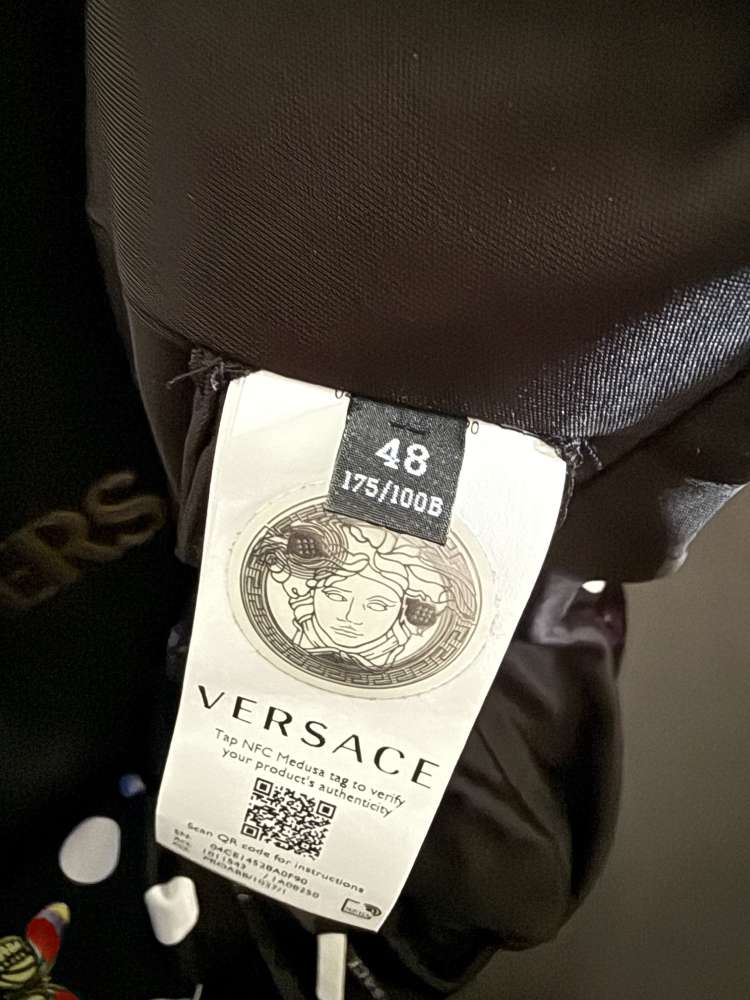 Versace šaty Dua Lipa