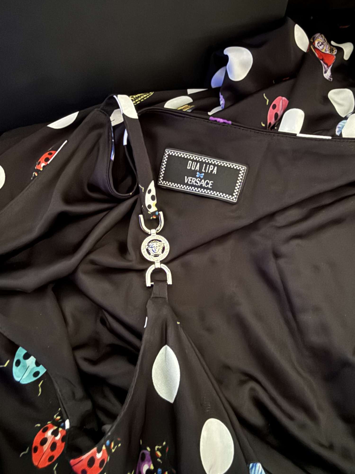 Versace šaty Dua Lipa