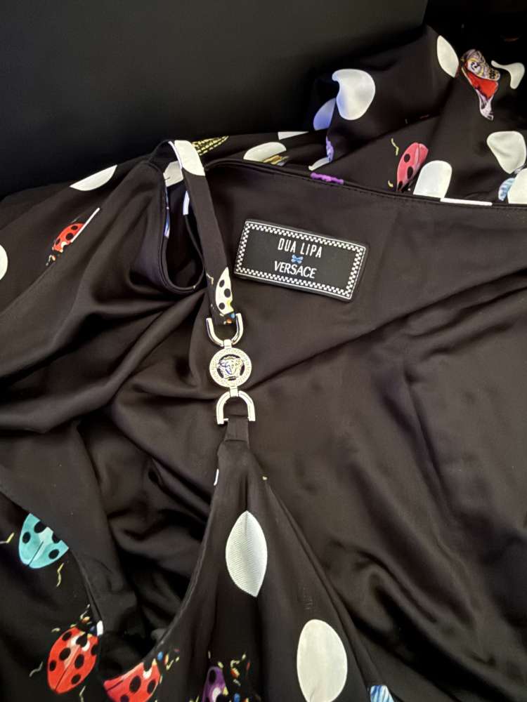 Versace šaty Dua Lipa