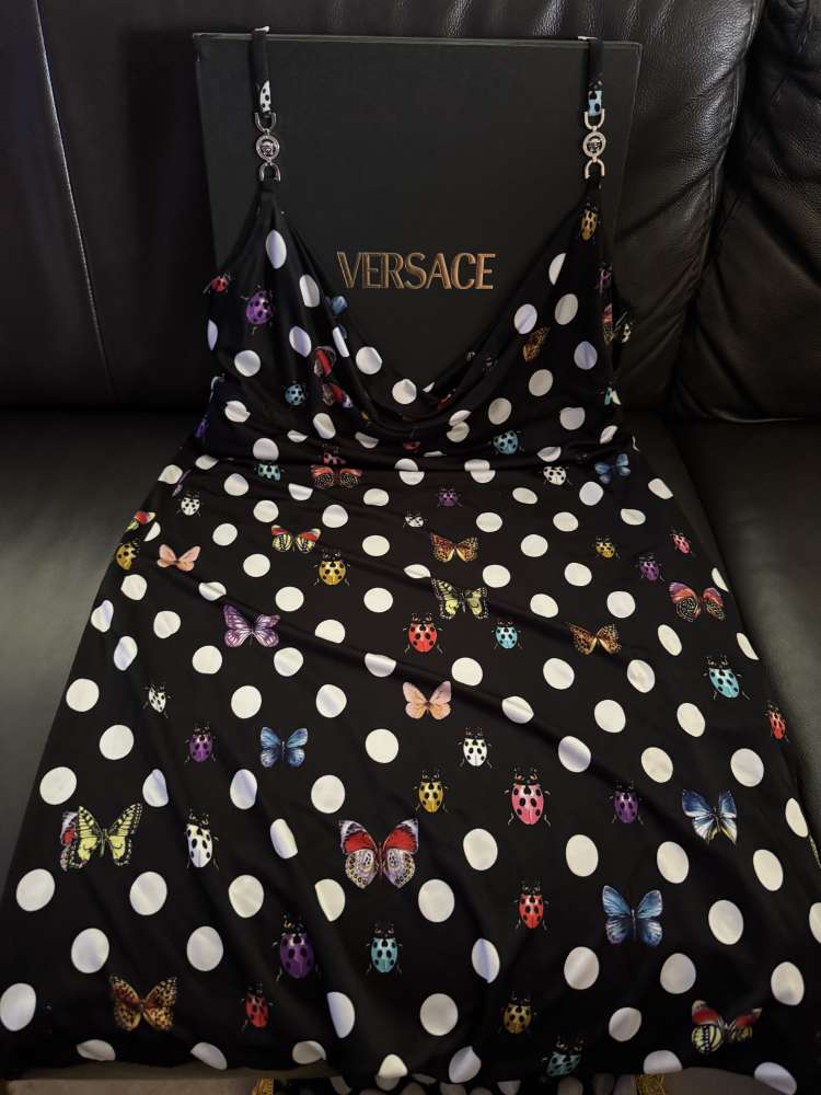 Versace šaty Dua Lipa